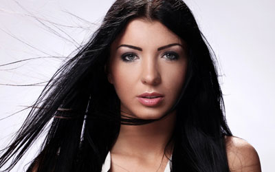 Komu pasują czarne włosy?